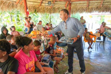 Alcaldía de Verón Punta Cana entrega regalos en Juanillo y Suero